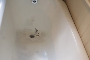 cracked-hole-damage-in-bath-sink